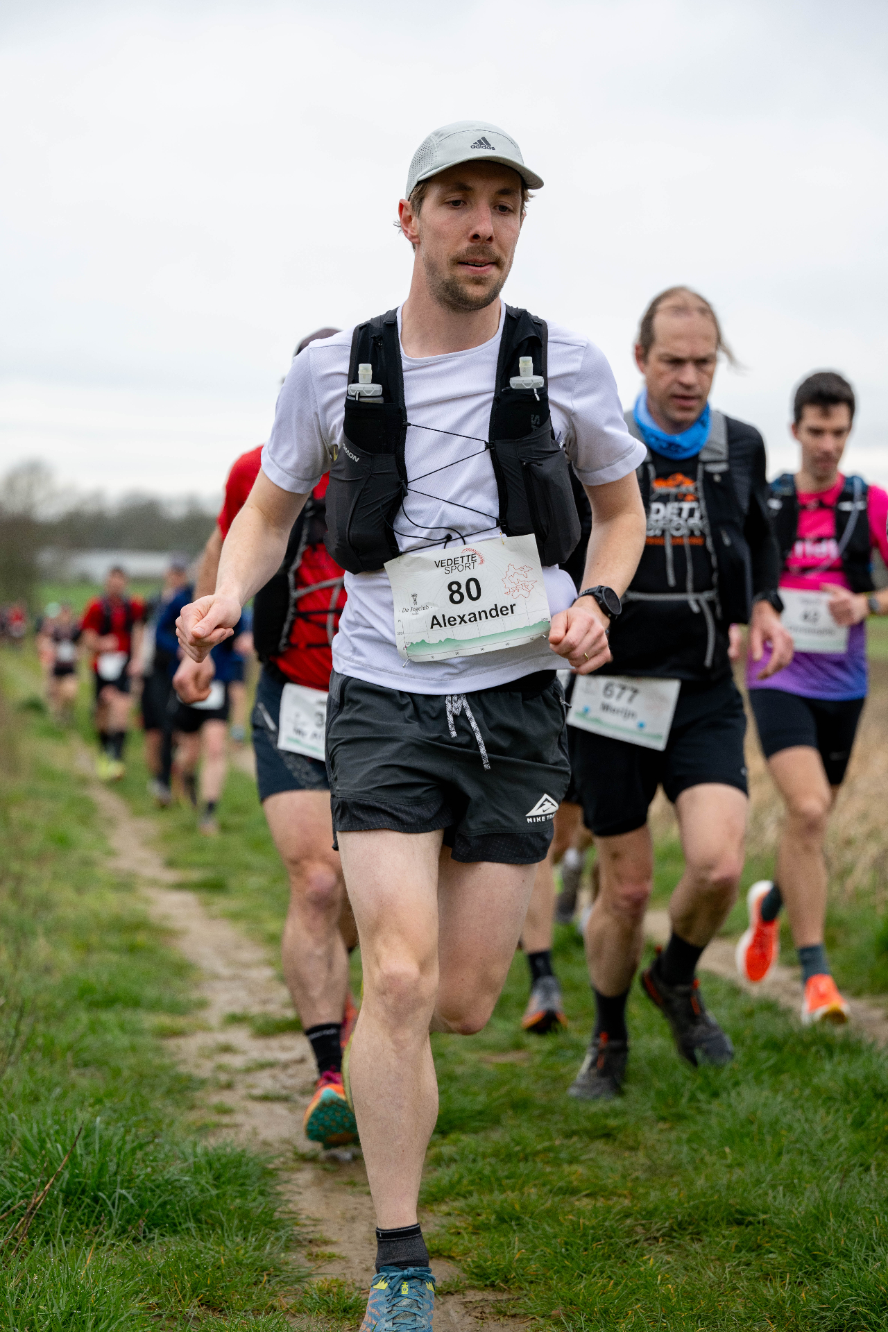 Trailrunner op technisch bospad