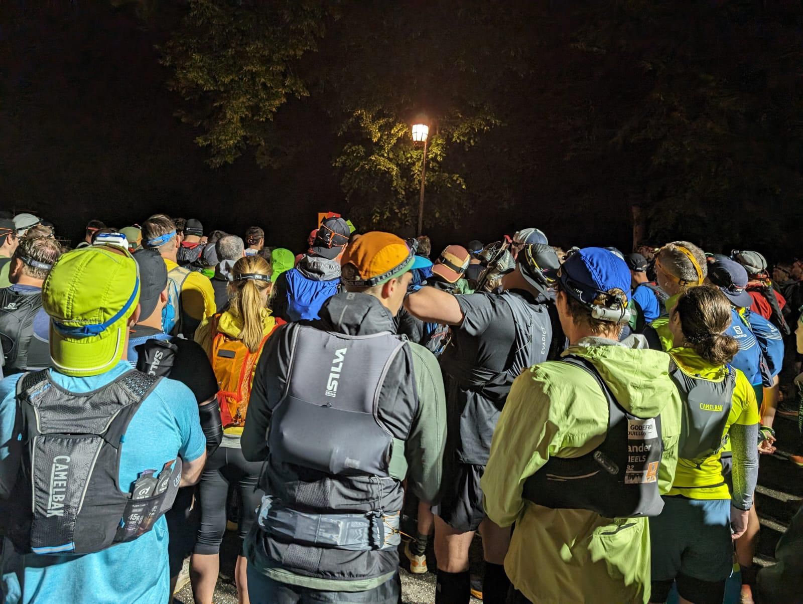 Ultraloper aan de nachtelijke start van een ultratrail